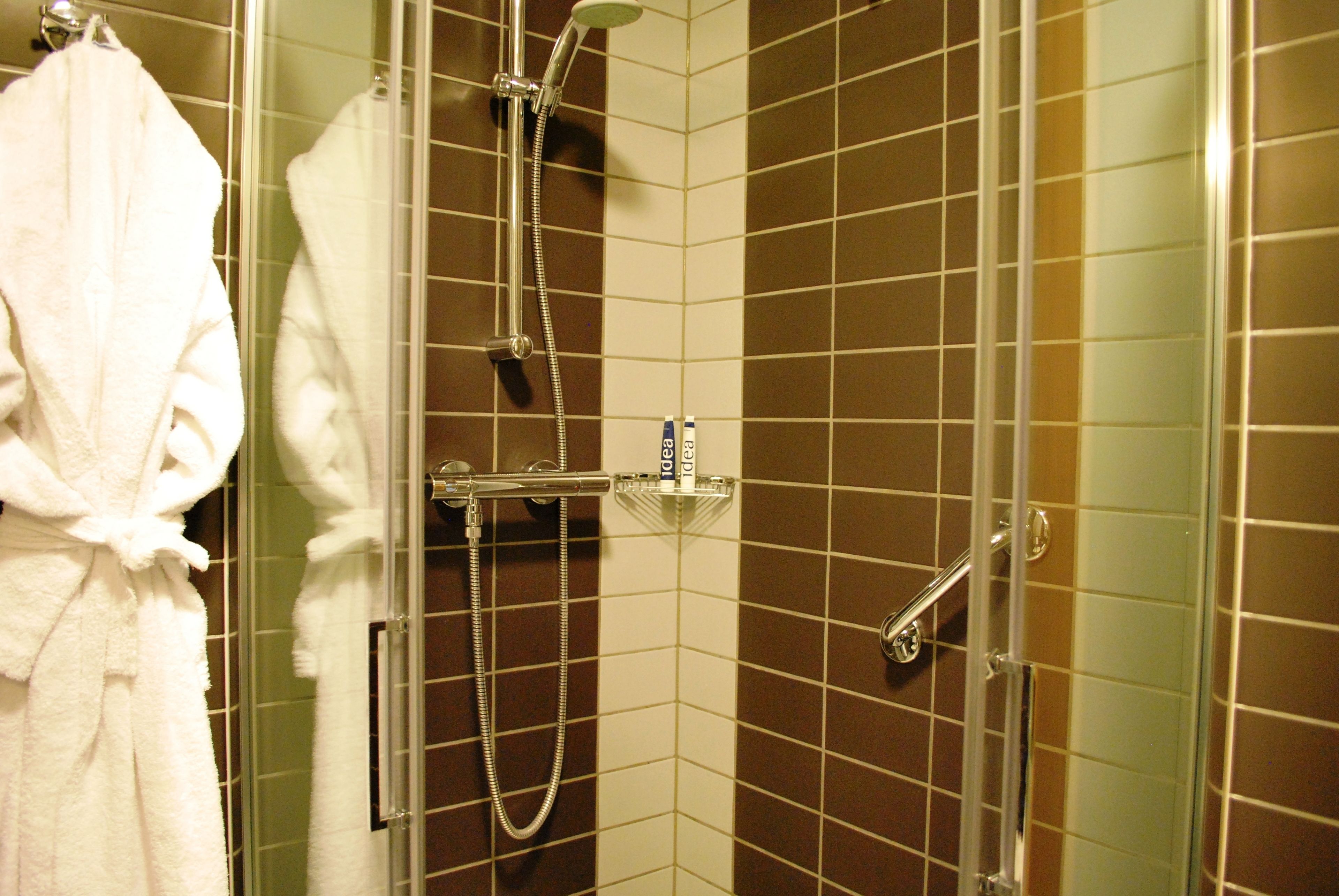 standard double room | bathroom | shower, free toiletries, hair dryer, bidet