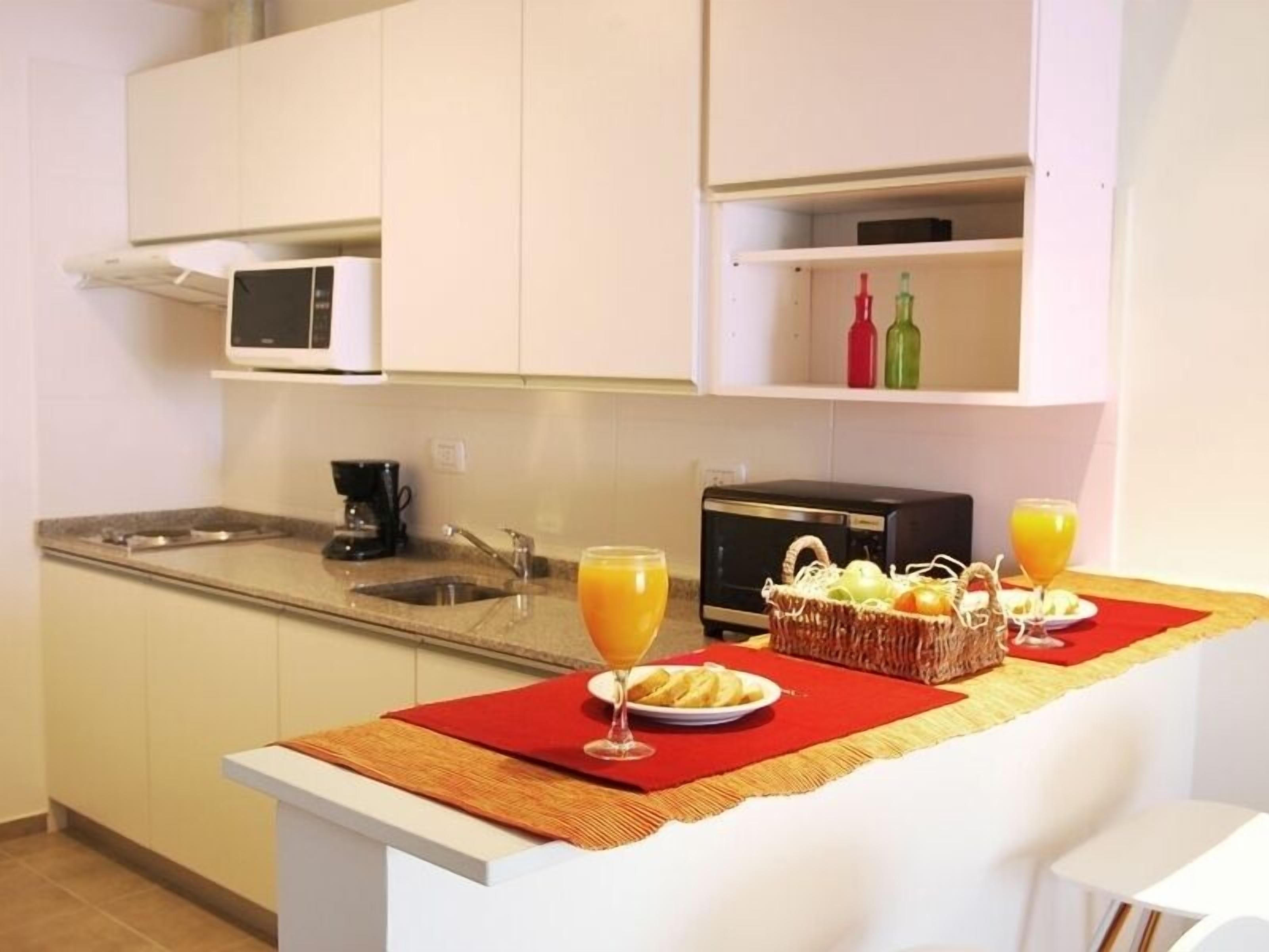 Lemari es, microwave, kompor, dan mesin pencuci piring