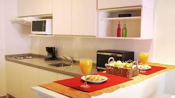 Lemari es, microwave, kompor, dan mesin pencuci piring