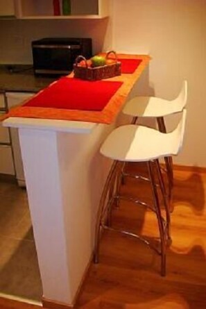 Kühlschrank, Mikrowelle, Herdplatte, Geschirrspüler