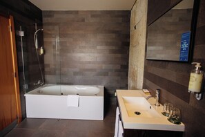 Superior Room, Jetted Tub | Bathroom - Casas Novas Countryside Hotel Spa & Events (Chaves)