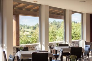 Se sirven desayunos, comidas, cenas y cocina portuguesa