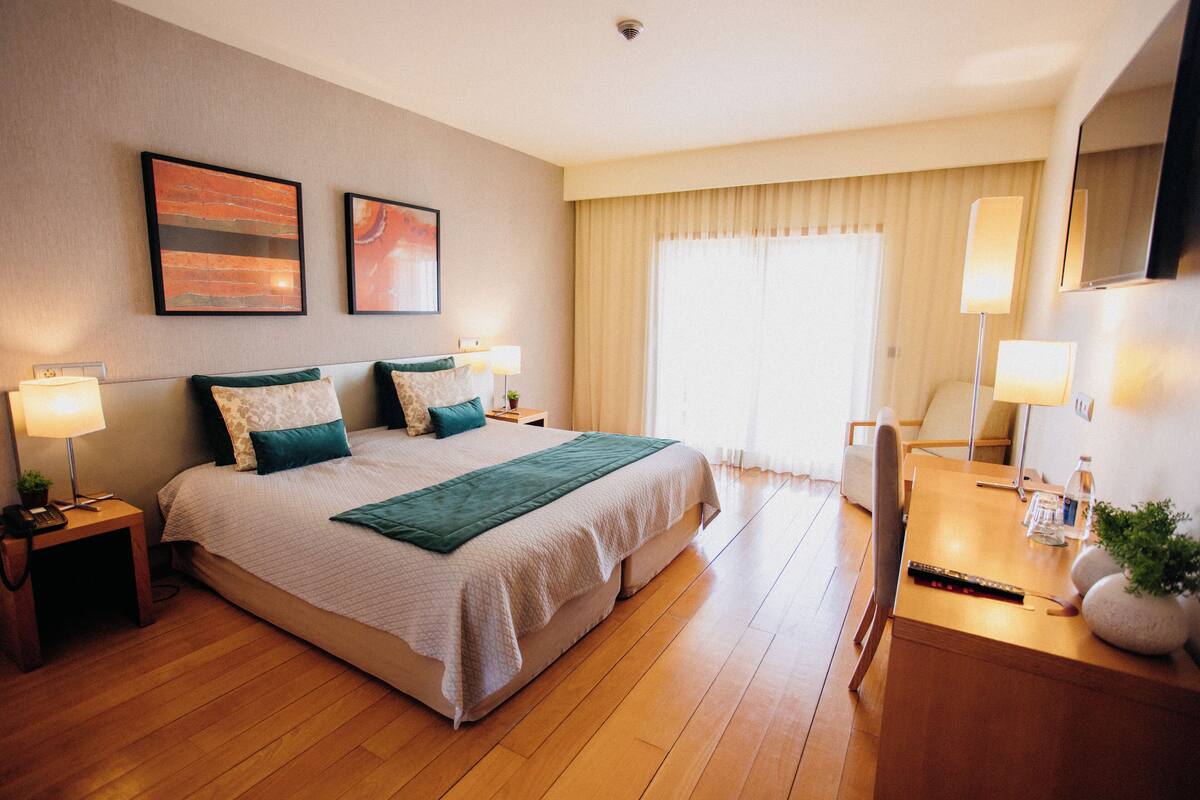 Dobbeltrom – deluxe, terrasse, hageutsikt | Minibar, skrivebord, lydisolert og wi-fi (inkludert)