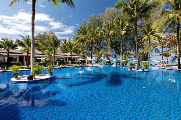 Outdoor pool, pool loungers