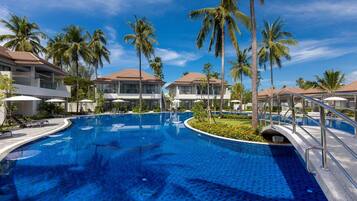 Outdoor pool, pool loungers