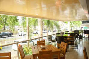 Petit déjeuner et déjeuner servis sur place, restauration en plein air