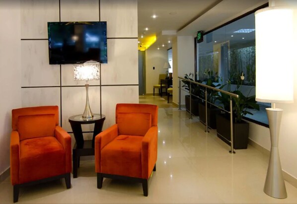 Coin salon dans le hall