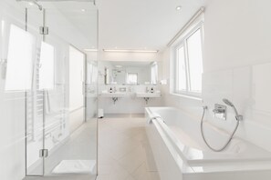 Kostenlose Toilettenartikel, Haartrockner, Bademäntel, Handtücher