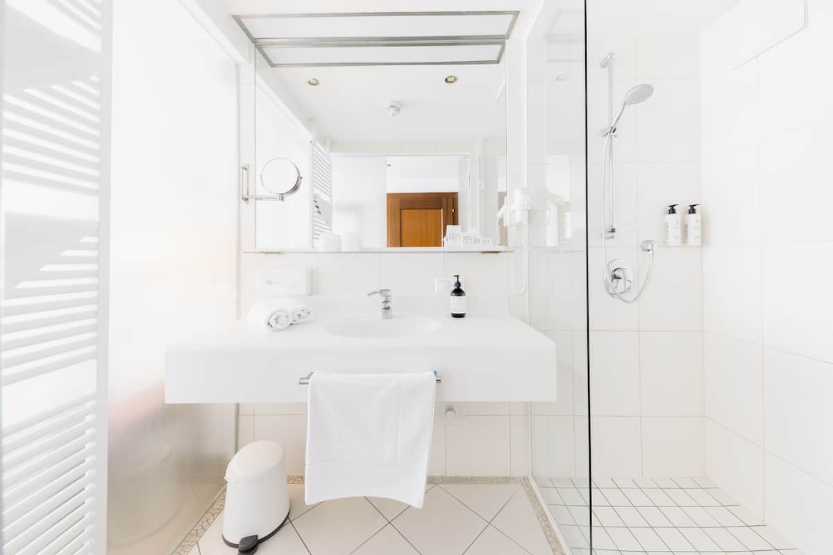 Gratis toiletartikler, hårtørrer, badekåber, håndklæder