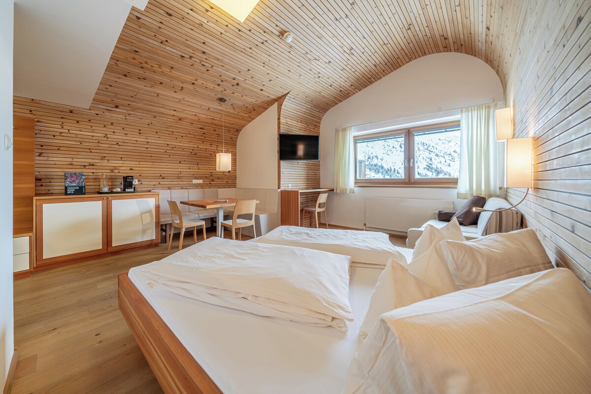 Superior Double Room, Mountain View | Hypo-allergenic bedding, minibar, in-room safe, desk