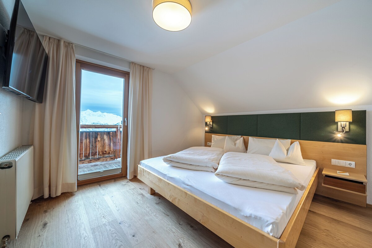 Studio, Balcony, Mountain View | Hypo-allergenic bedding, minibar, in-room safe, desk