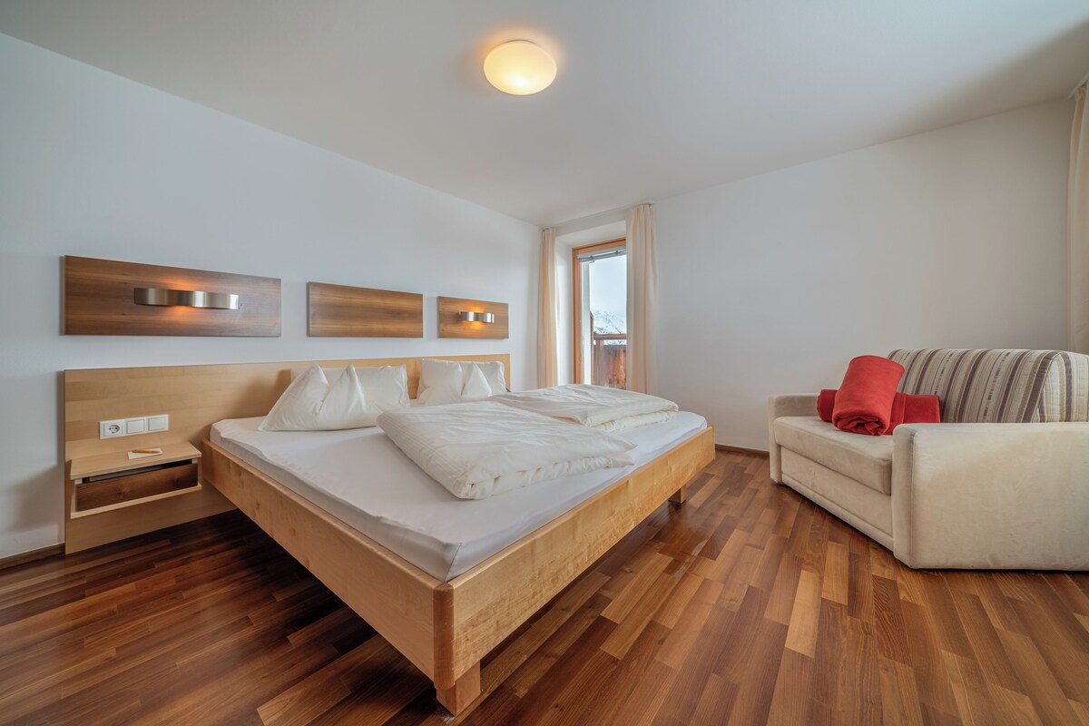Double Room, Mountain View | Hypo-allergenic bedding, minibar, in-room safe, desk