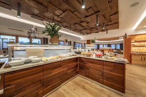 Free daily full breakfast  - Hotel Hochsölden (Soelden)