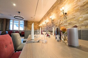 2 restaurants, spécialités Cuisine internationale