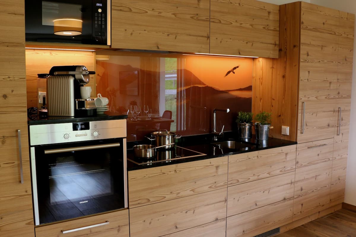 microwave, coffee/tea maker