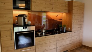 Een microgolfoven, een koffiezetapparaat/waterkoker