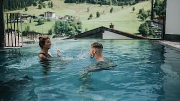 Piscina coperta, piscina all'aperto, lettini