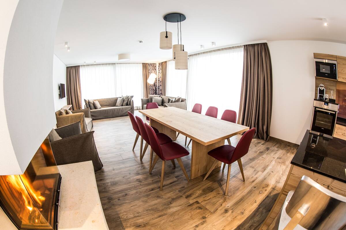 Deluxe Penthouse, 3 Bedrooms, Balcony (incl. Cleaning Fee 380 EUR) | 1 室のベッドルーム、高級寝具、羽毛の掛け布団、ミニバー