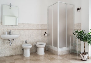 Quadruple Room | Bathroom