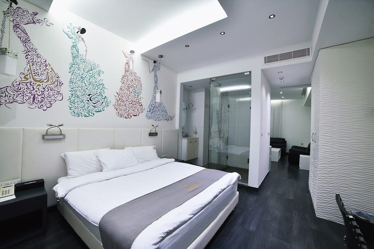 Standard Suite | Ylelliset vuodevaatteet, Select Comfort -patjalliset sängyt, minibaari