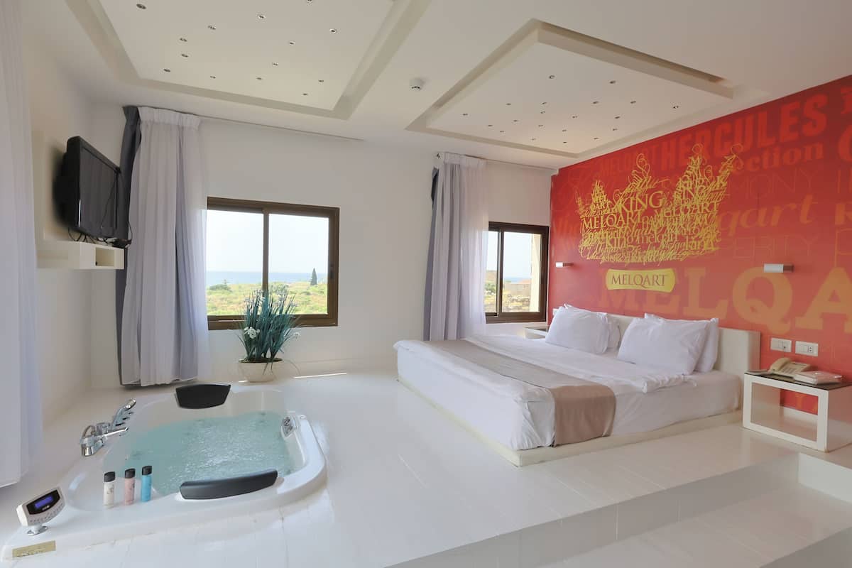 King Suite | Jetted tub