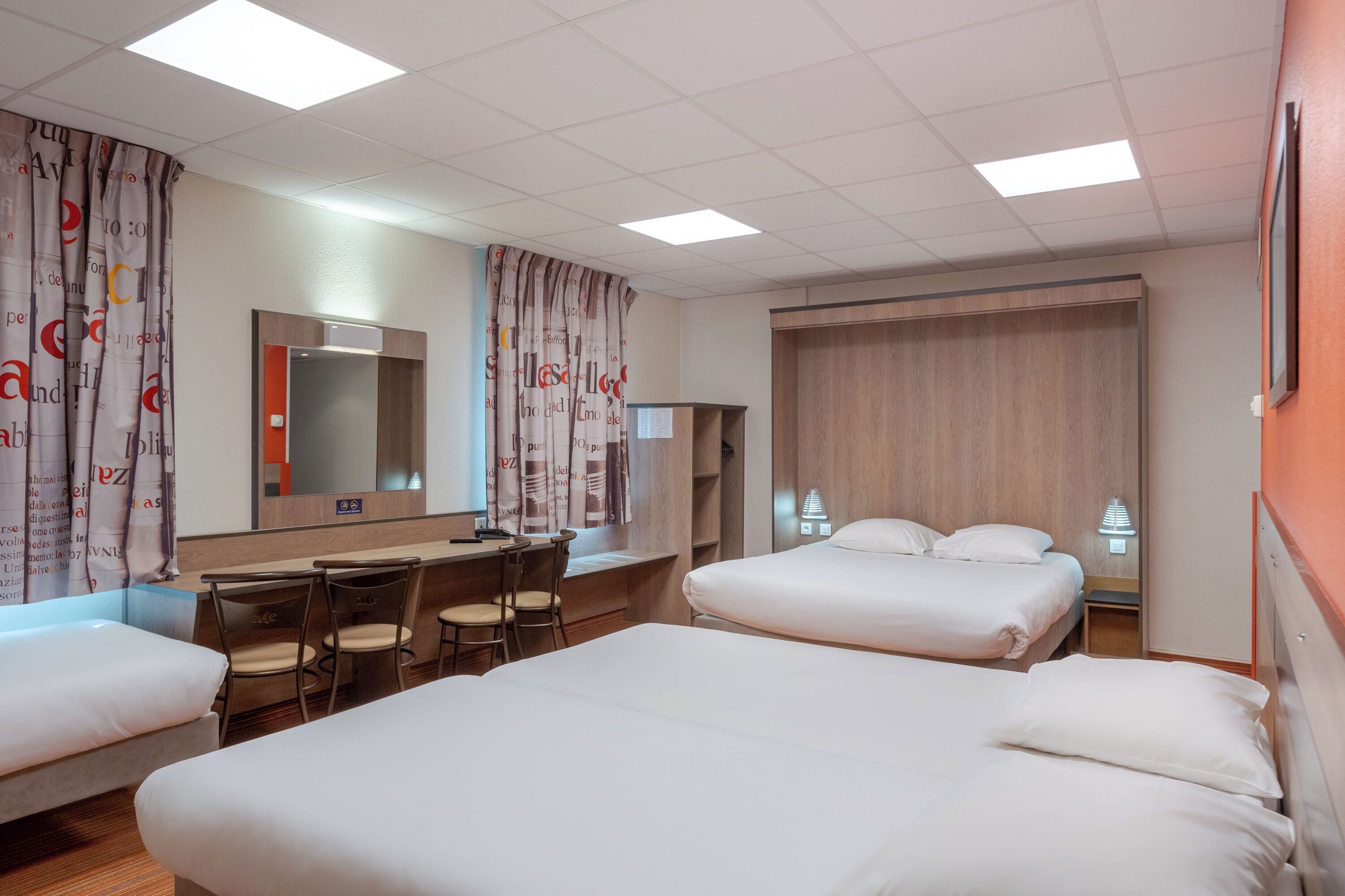 Vierpersoonskamer | Luxe beddengoed, een bureau, geluiddichte muren