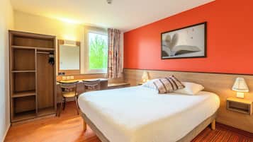 Habitación doble | Ropa de cama de alta calidad, escritorio y insonorización