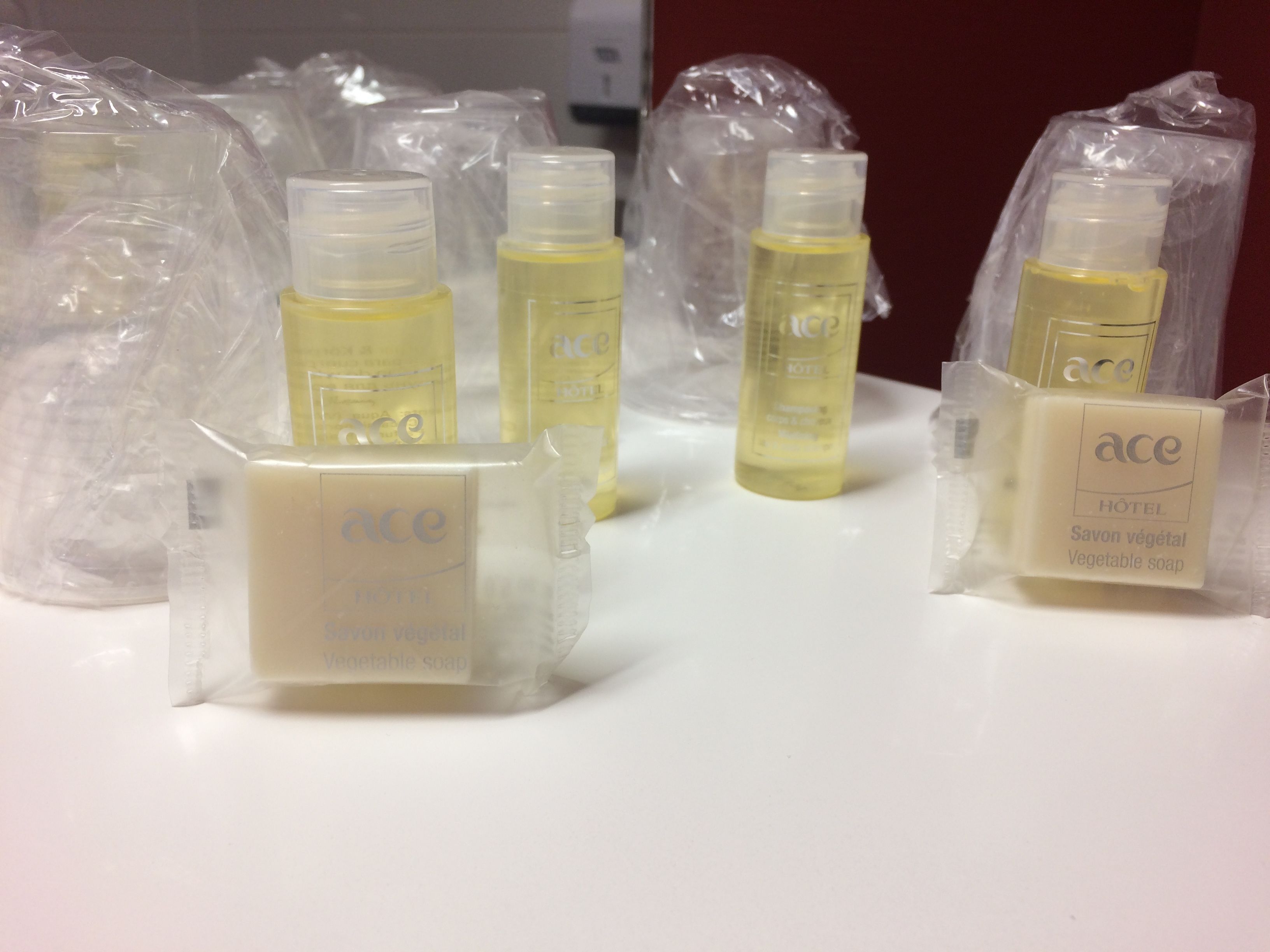 quadruple room | bathroom | combined shower/bathtub, free toiletries, hair dryer, towels