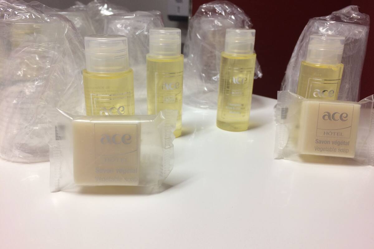 quadruple room | bathroom | combined shower/bathtub, free toiletries, hair dryer, towels