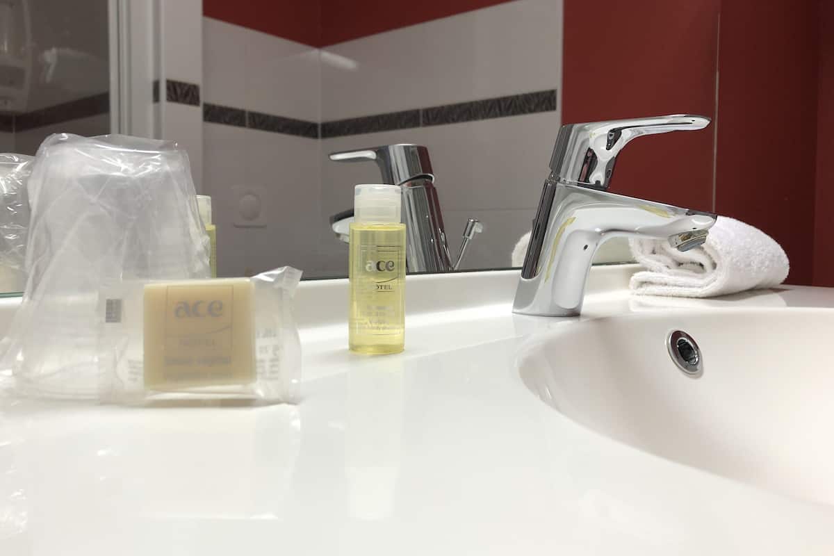 triple room | bathroom | combined shower/bathtub, free toiletries, hair dryer, towels