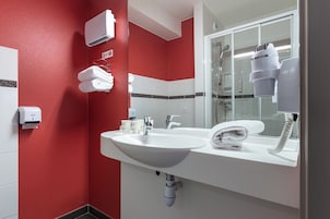 Ducha y bañera combinadas y artículos de higiene personal gratuitos