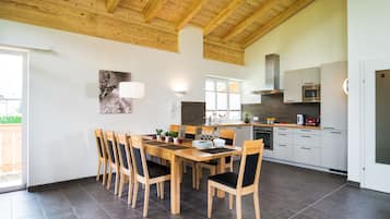 Premium Apartment, 4 Bedrooms, Balcony | Private kitchen | Fridge, microwave, oven, stovetop