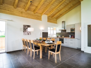 Premium Apartment, 4 Bedrooms, Balcony | Private kitchen | Fridge, microwave, oven, stovetop - AlpenParks Chalet & Apartment AreitXpress (Zell am See)