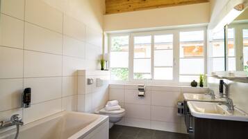 Premium appartement, 4 slaapkamers, balkon | Badkamer | Een douche, handdoeken