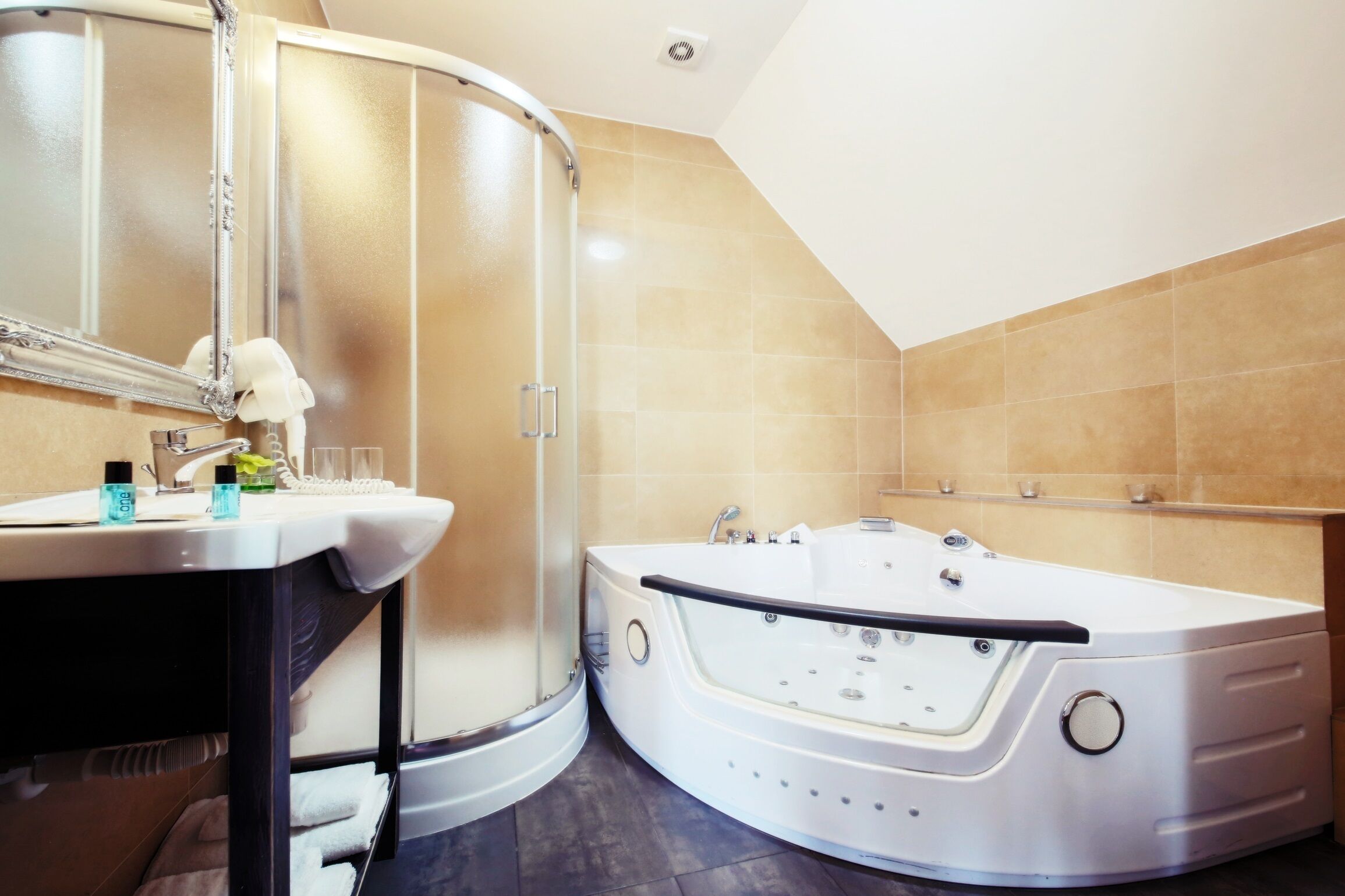 Deluxe Suite, Balcony | Bathroom | Free toiletries, hair dryer, towels