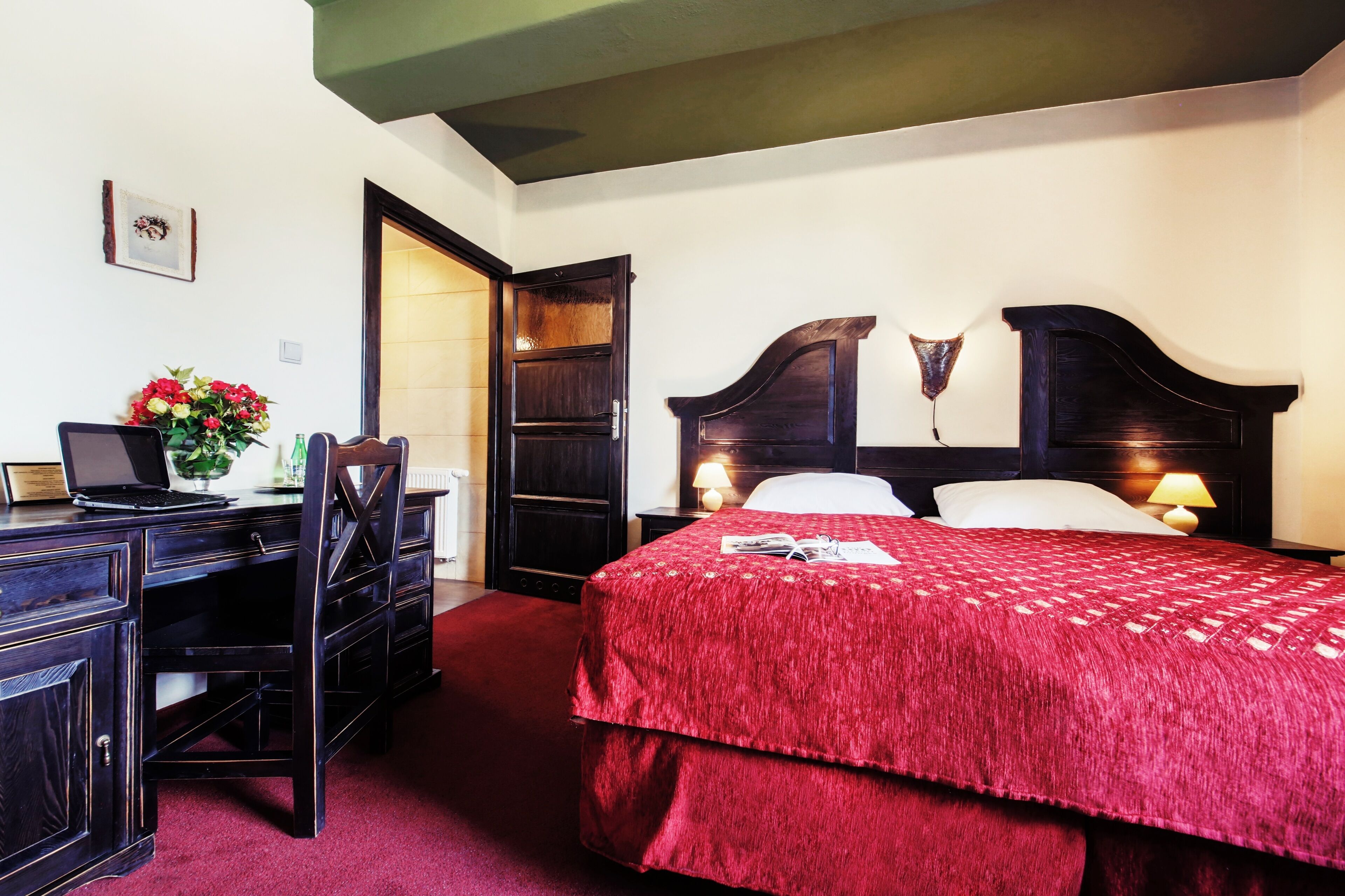 Une chambre d’hôtel avec un lit, un bureau et une chaise.