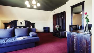 Deluxe Suite, Balcony | Living area