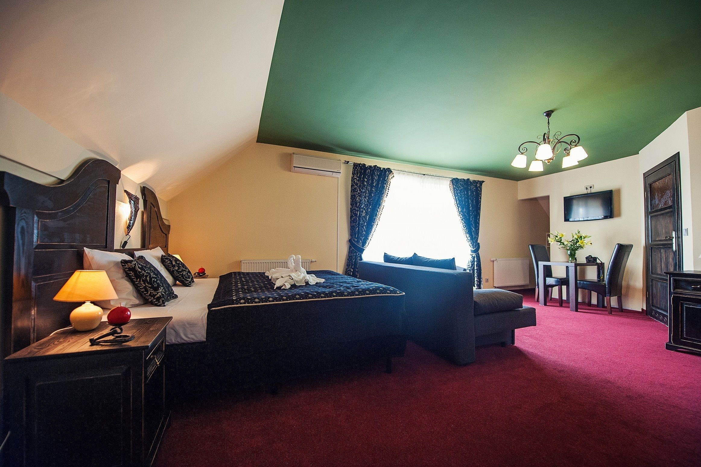 Phòng Suite Deluxe, ban công | Nệm Select Comfort, bàn, bàn ủi/dụng cụ ủi quần áo 