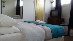 Quarto casal standard, 1 cama de casal | Wi-Fi de cortesia