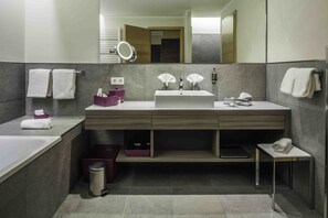 Đồ dùng nhà tắm miễn phí, máy sấy tóc, áo choàng tắm