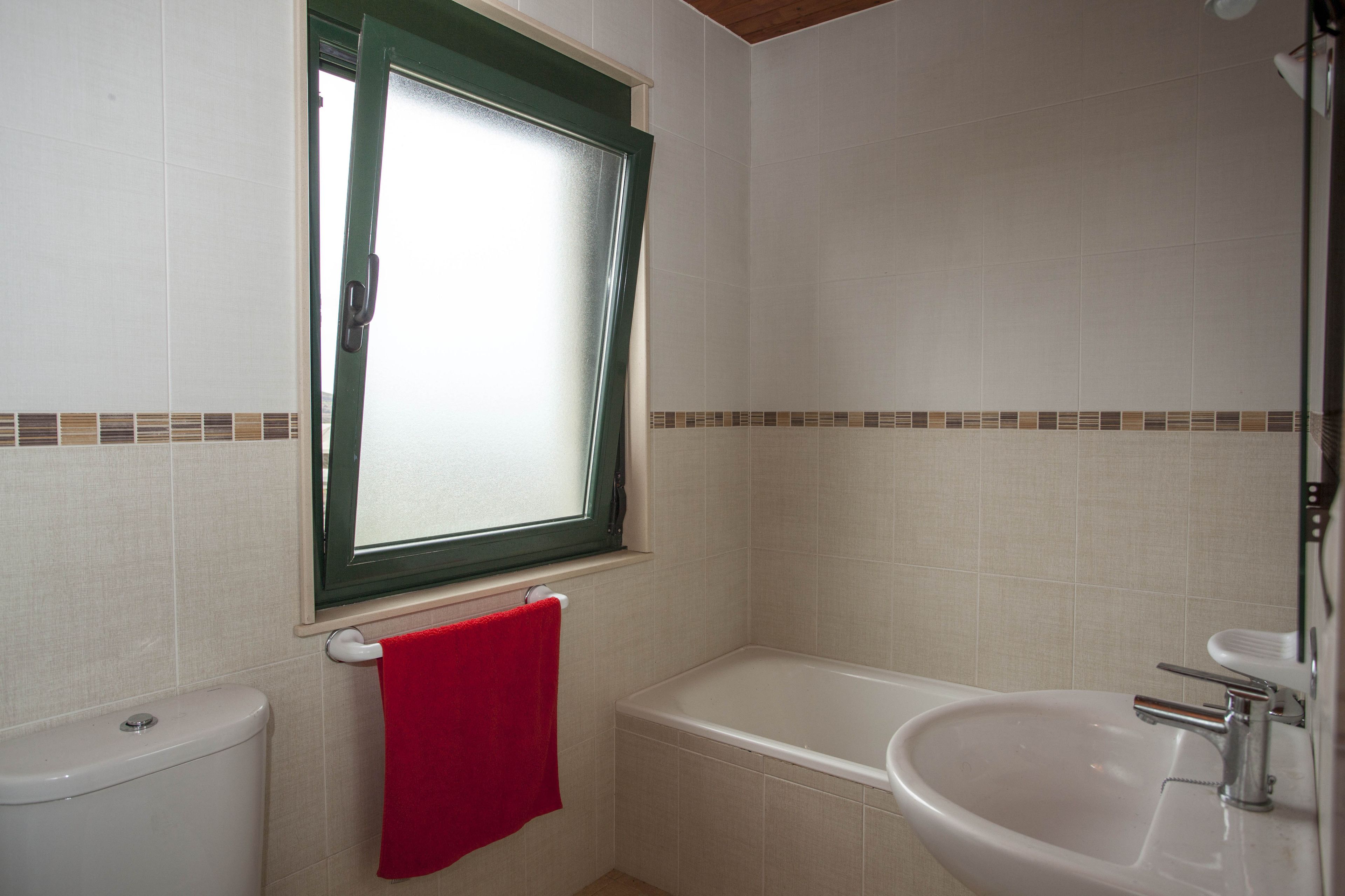 Un baño con inodoro, bañera y lavamanos.