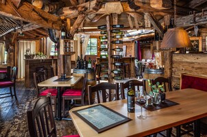 供应午餐和晚餐，地区菜，室外就餐