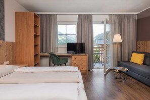 Premium bedding, desk, laptop workspace, blackout curtains - AlpenParks Hotel Montana Matrei (Matrei in Osttirol)