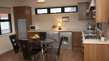 Full-sized fridge, microwave, oven, dishwasher