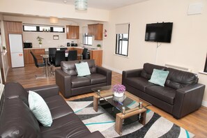 32-inch flat-screen TV with cable channels, TV - Arch House Apartments (Athlone)