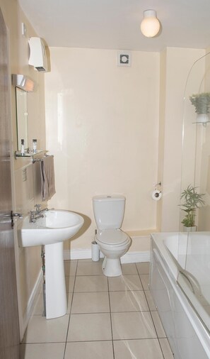 Separate bathtub and shower, free toiletries, hair dryer, towels - Arch House Apartments (Athlone)