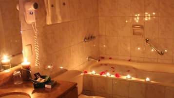 Baignoire et douche séparées, sÚche-cheveux, serviettes fournies, savon