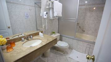 Quarto casal ou duplo | Banheiro | Banheira e chuveiro separados, secador de cabelo, toalhas de banho