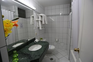 Separate tub and shower, hair dryer, towels, soap - Plaza Mayor Hotel (Puno)