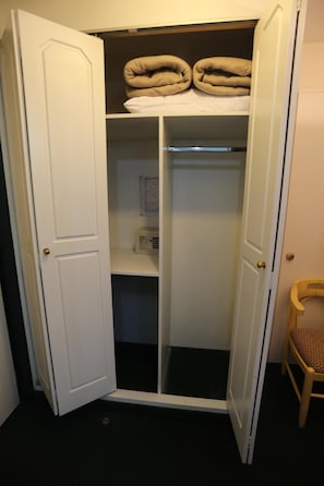 1 Schlafzimmer, italienische Bettbezüge von Frette, Pillowtop-Betten